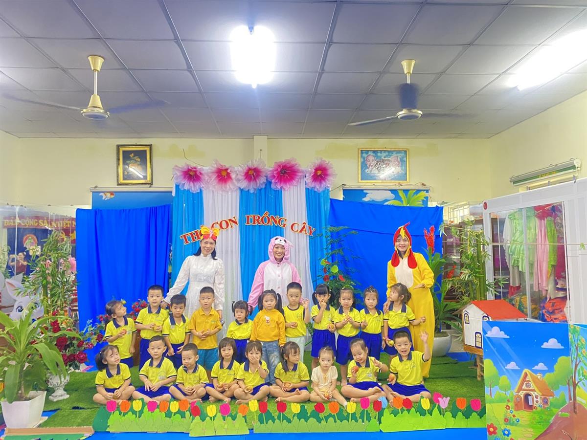 C&ocirc; v&agrave; ch&aacute;u chụp h&igrave;nh sau hoạt động